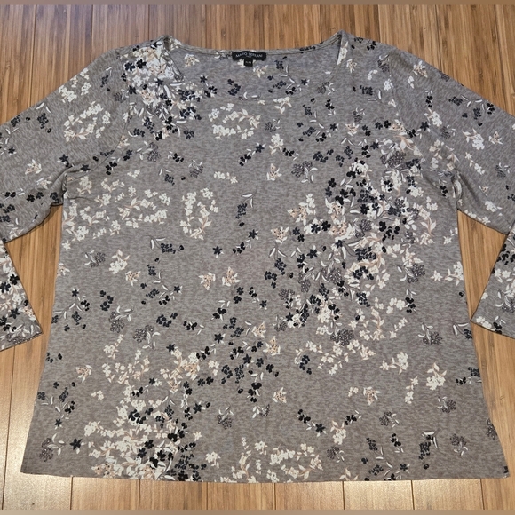 NWOT Mario Serrani Floral Top - Picture 2 of 8